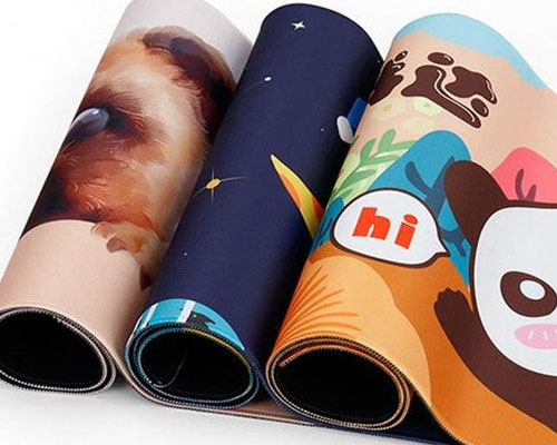 鼠標(biāo)墊的個(gè)性化噴印與制作，用uv平板機(jī)還是uv導(dǎo)帶機(jī)