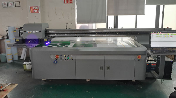 煥圖文具盒UV打印機多材質(zhì)打印 金屬、皮革、帆布皆可勝任.jpg