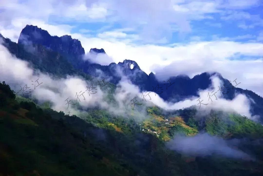 “怒江美麗公路”領(lǐng)略絕美風(fēng)景 “車(chē)在路上走，人在畫(huà)里行”