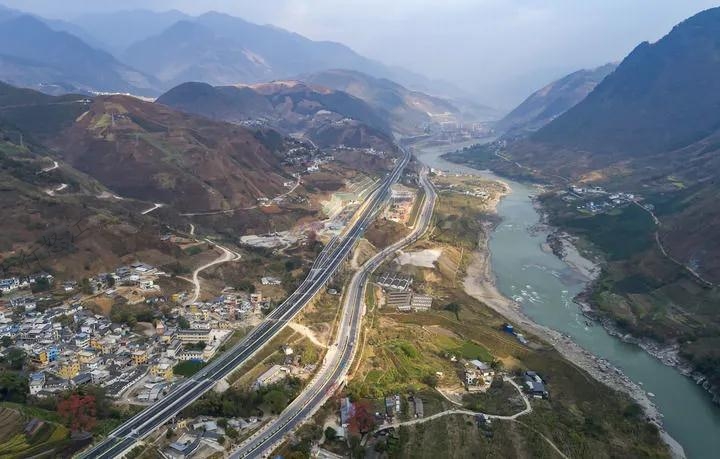 3月5日拍攝的保瀘高速、美麗公路南延線與怒江